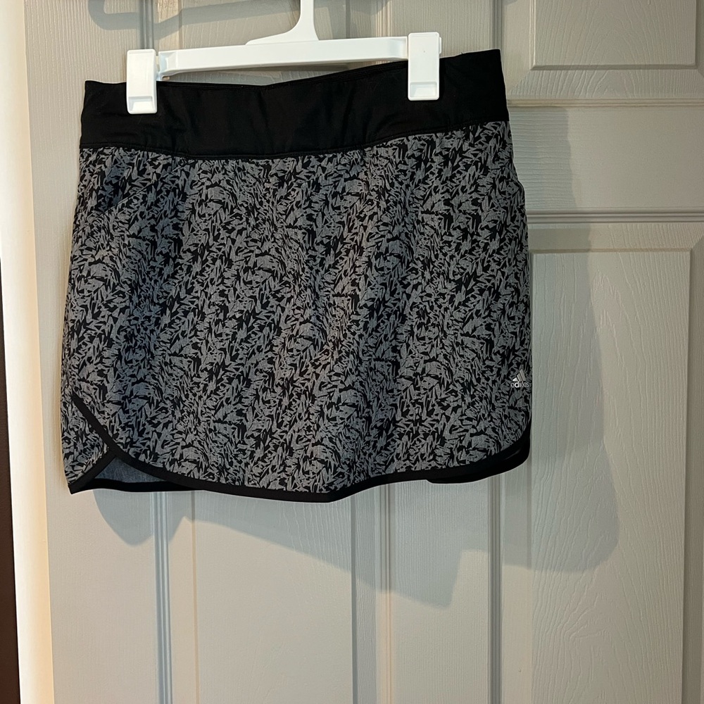 Adidas golf skort. Built in shorts. Pockets in front. Like new. Size M.